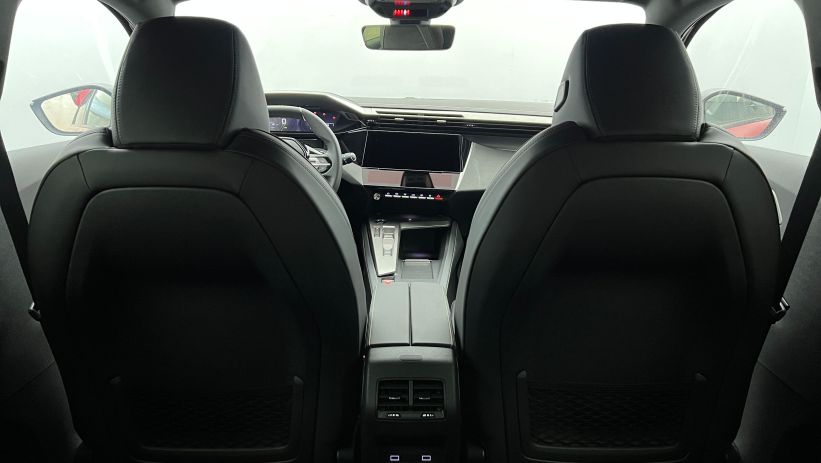 Aperçu du véhicule : BlueHDi 130ch S&S EAT8 GT Rouge Elixir avec 4700€ d'équipements inclus