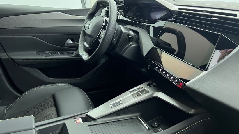 Aperçu du véhicule : Hybrid 145 e-DCS6 GT Noir Perla Nera avec 5250€ d'équipements inclus