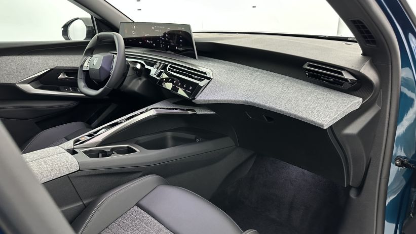 Aperçu du véhicule : III 1.2 Hybrid 145ch Allure e-DCS6