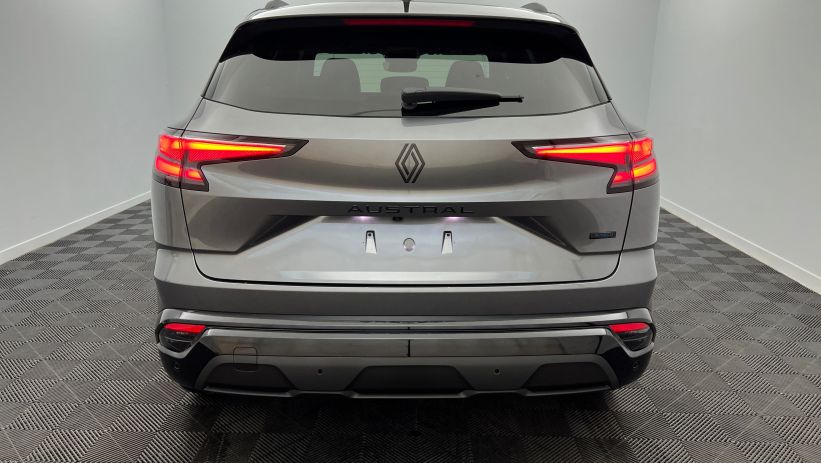 Aperçu du véhicule : full hybrid E-Tech 200 ch Esprit Alpine Gris Schiste - Toit Noir Etoilé avec 3450€ d'équipements inclus