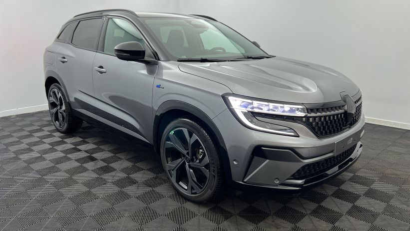 Aperçu du véhicule : E-Tech full hybrid 200 Techno esprit Alpine Gris Schiste - Toit Noir Etoilé avec 1400€ d'équipements inclus