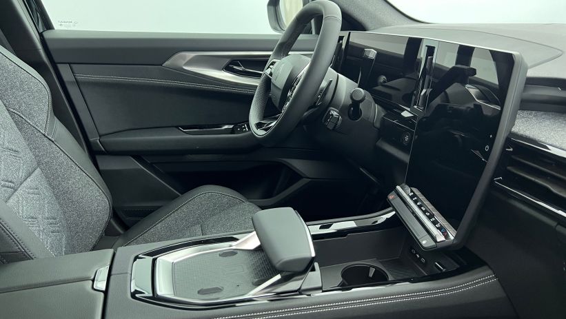 Aperçu du véhicule : Nouveau E-Tech full hybrid 200 Techno Noir Etoilé avec 1800€ d'équipements inclus