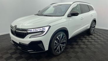 Aperçu du véhicule : E-Tech full hybrid 200 Iconic Blanc Nacré avec 1000€ d'équipements inclus